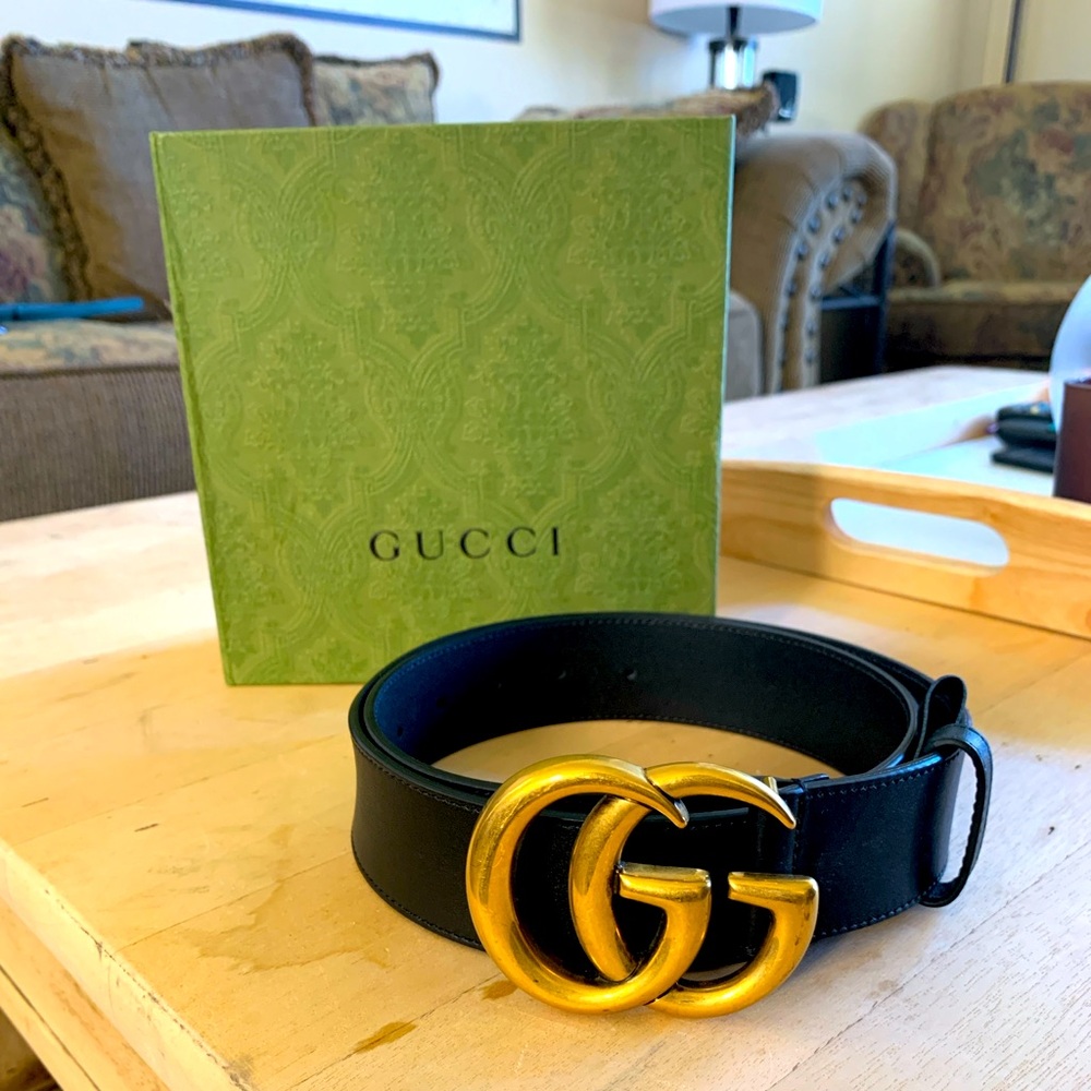 Wide leather Gucci belt with double G buckle